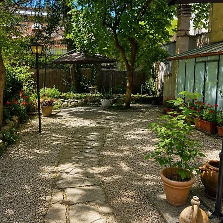 Alojamento de Acomodação e Pequeno-almoço La Petite Maison 4*