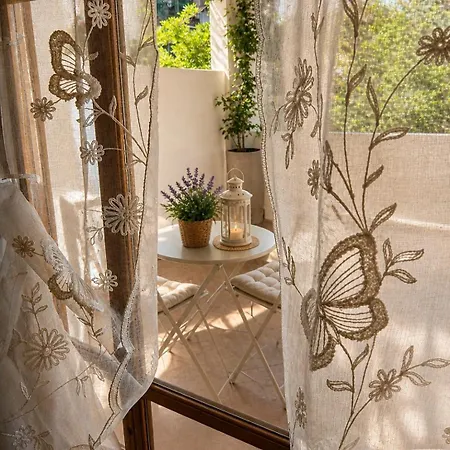 ベッド・アンド・ブレックファスト La Petite Maison 4*
