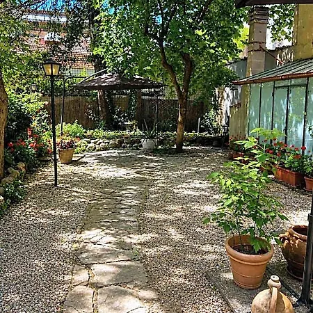 La Petite Maison לינה וארוחת בוקר 4*